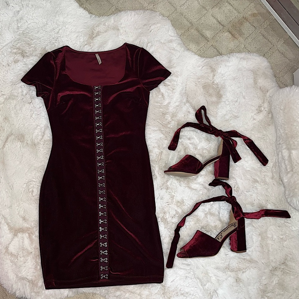 Velvet Burgundy Scoop Neckline Bodycon Dress w/Matching Burgundy Heels ❤️‍🔥